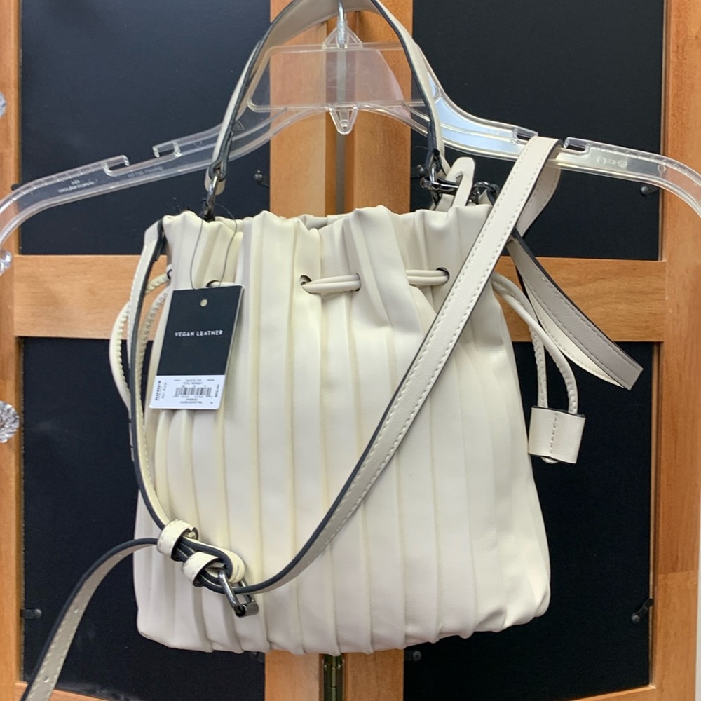 NWT Simply Vera Wang Jaleesa Bucket Bag Pleated Cream